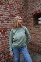 Sweater "hot girls drink matcha and have dogs"