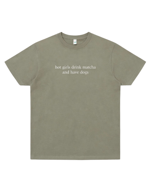 T-Shirt "hot girls drink matcha and have dogs"